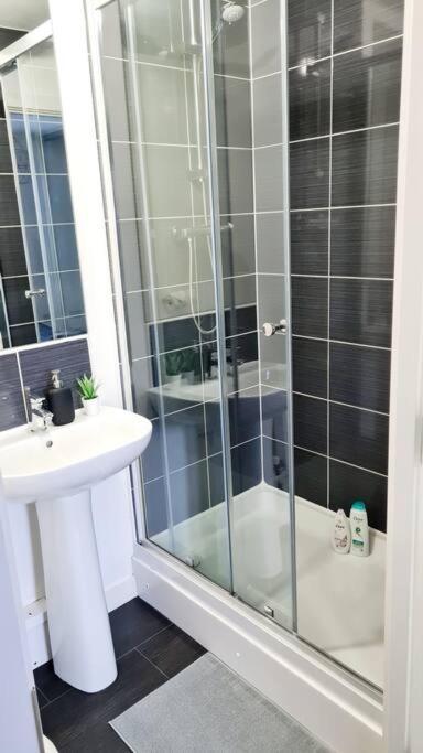Stylish 2 Bedroom Apartment / Free Gated Parking Glasgow Eksteriør bilde