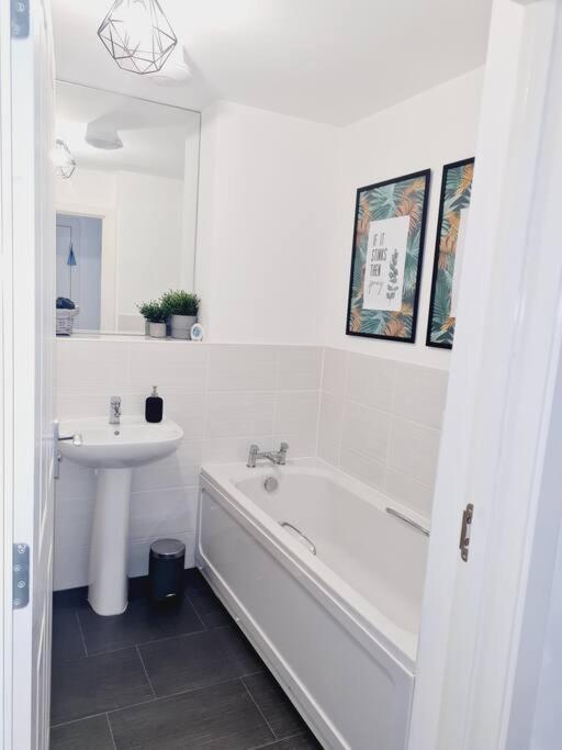 Stylish 2 Bedroom Apartment / Free Gated Parking Glasgow Eksteriør bilde