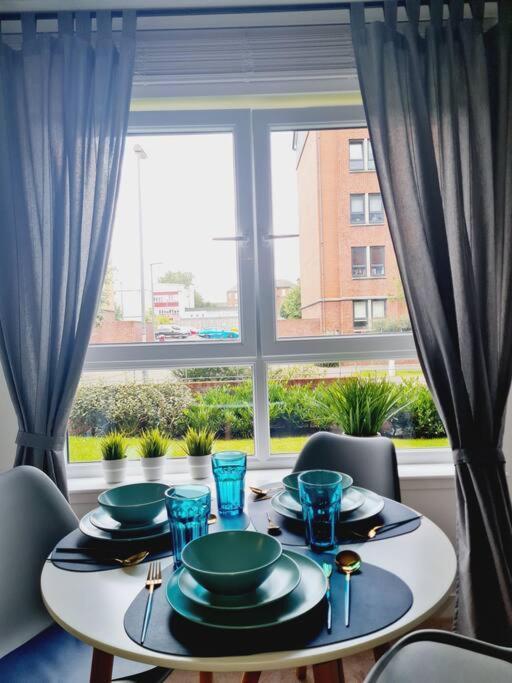 Stylish 2 Bedroom Apartment / Free Gated Parking Glasgow Eksteriør bilde